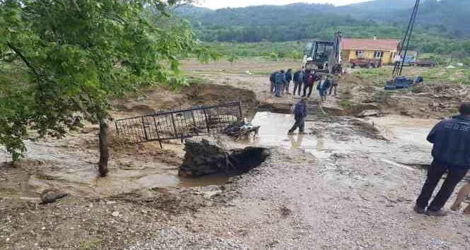 Şaphane’de selden zarar gören köylerde hasar tespit çalışmaları