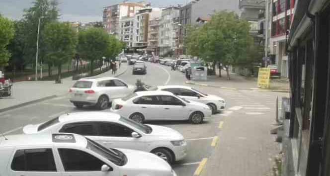 Otomobille motosikletin karıştığı kaza kameralara yansıdı