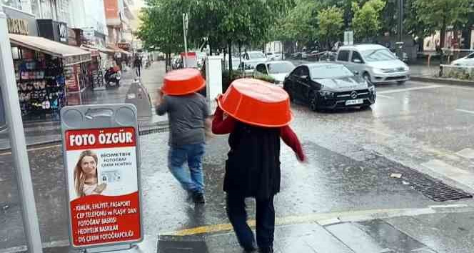 Vatandaştan yağmura leğenli çözüm