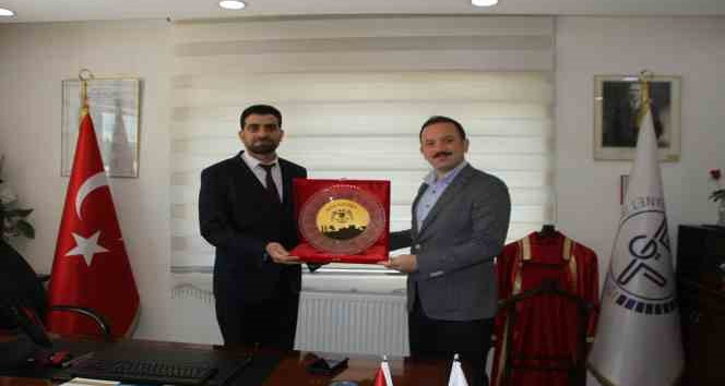 Kaymakam Bayram’dan Müftü Demirtaş’a plaket