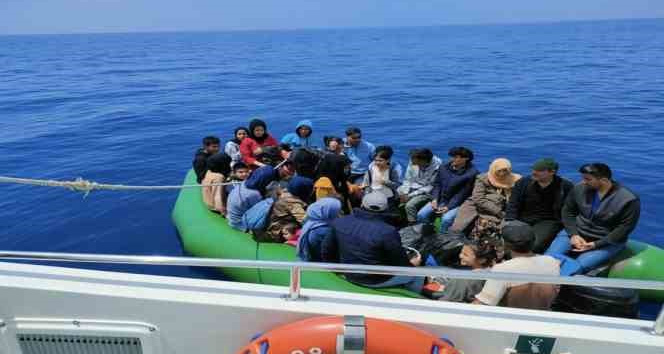 Ayvacık açıklarında sürüklenen 31 kaçak göçmeni Sahil Güvenlik kurtardı