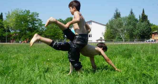 Üniversiteli pehlivanlar kıran kırana mücadele etti