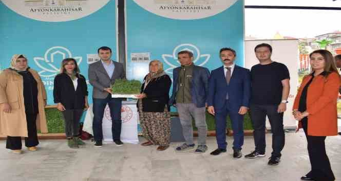 Kadınlara ücretsiz kekik fidesi dağıtıldı