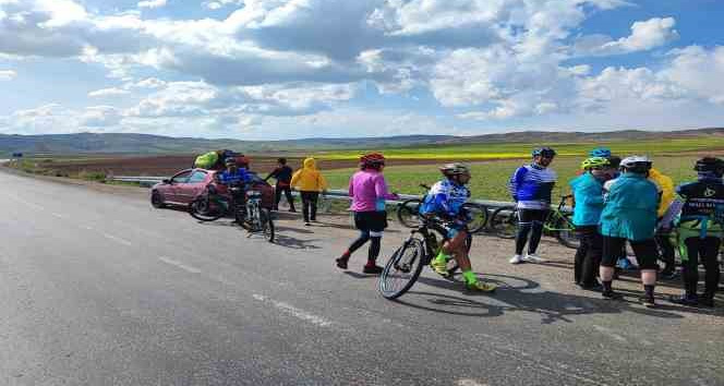 İranlı turistler Van Gölü’ne dikkat çekmek için pedal çevirdi