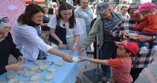Sütlaç dağıtıp, Süt Günü’nü kutladılar