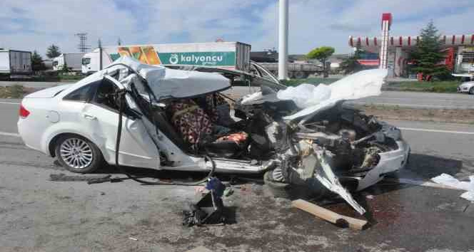 Otomobil kamyona arkadan çarptı: 1 ölü, 1 yaralı