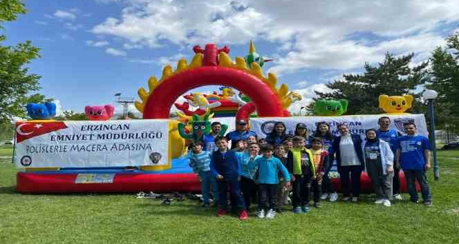 Okul bahçesine kurulan balon park ile minik öğrenciler neşeleniyor