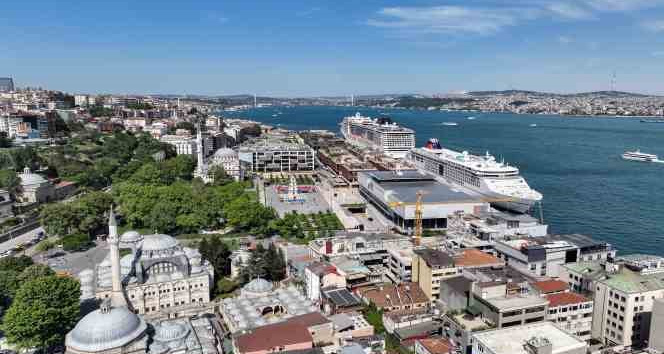 2 dev gemi İstanbul’a demirledi