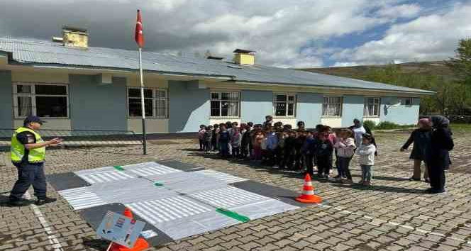 Jandarmadan öğrencilere uygulamalı trafik eğitimi
