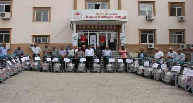 Depremde ahırları yıkılan süt üreticilerine süt sağım makinesi dağıtıldı