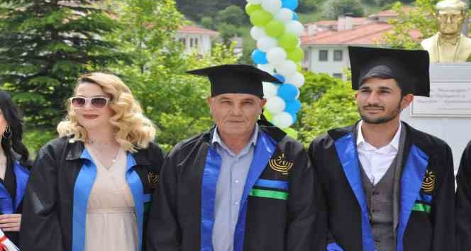 51 yaşında üniversiteden mezun oldu