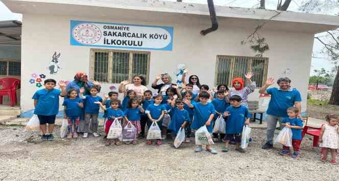 Afetten etkilenen Sakarcalık’ta öğrenciler, oyun otobüsüyle doyasıya eğlendi