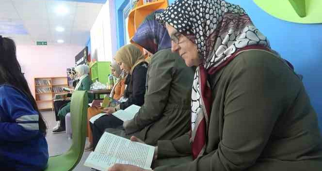 Yalova’da dedeler ve nineler, torunlarıyla kitap okuyor