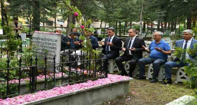 Müftüzade Gülcü İsmail Efendi kabri başında dualarla anıldı