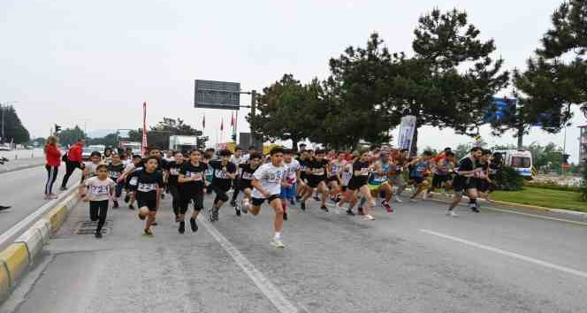 5 kilometrelik Gül koşusunda kıyasıya mücadele