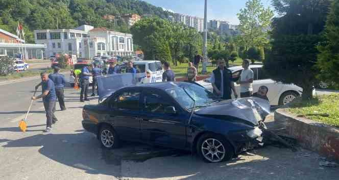 Motosiklete çarpıp karşı şeride geçti: 2 yaralı