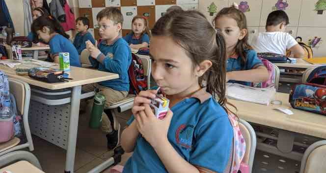Keşan’da ilkokul öğrencilerine süt dağıtıldı