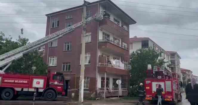 Evini yakan kadını itfaiye ekipleri kurtardı