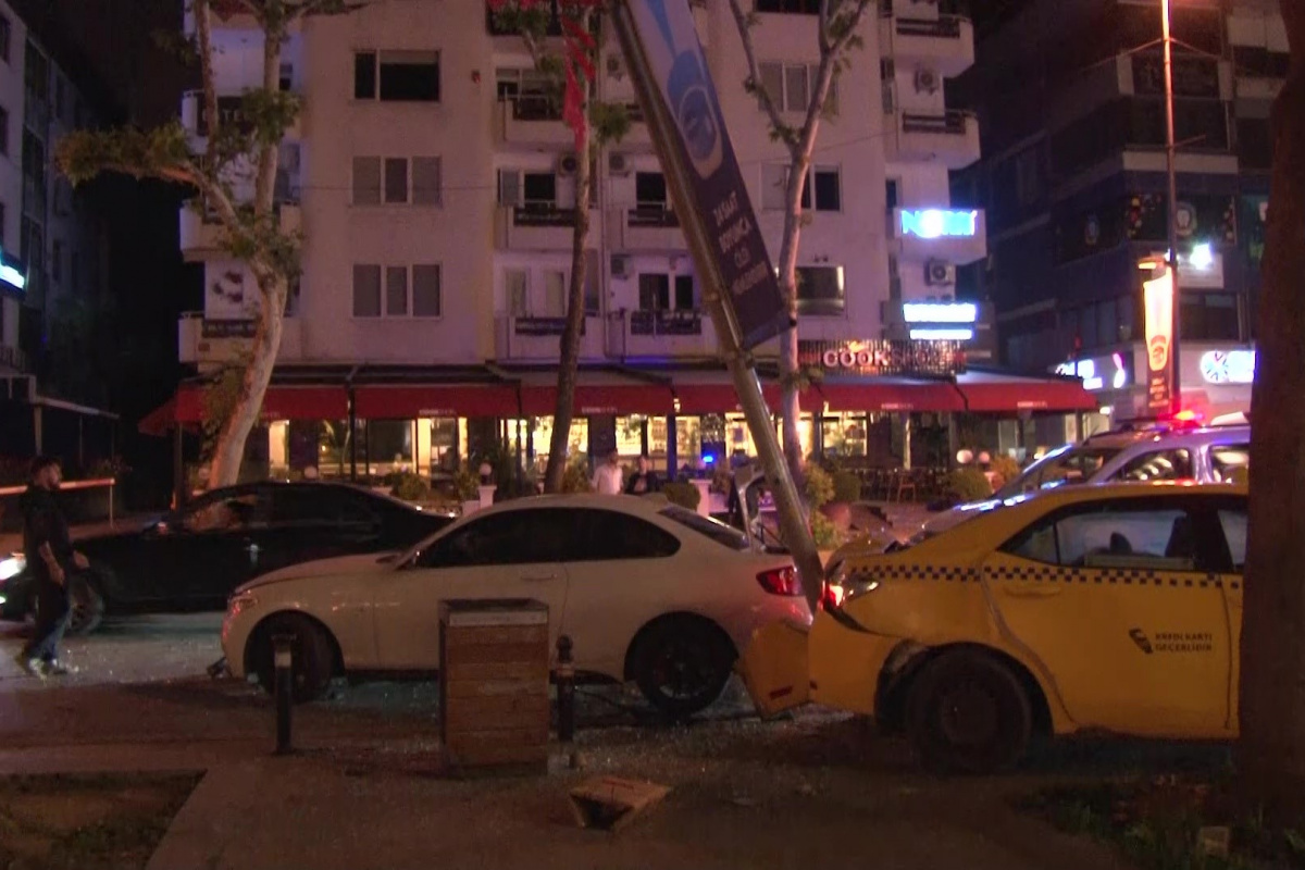 Bağdat Caddesi&#039;nde taksi ile otomobil çarpıştı: 2 hafif yaralı