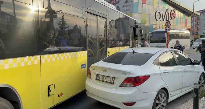 İETT otobüsü yanlış park edilen araçtan dolayı geçemedi: Metrelerce araç kuyruğu oluştu