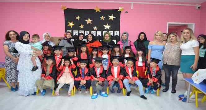 Minikler mezuniyetlerini kep atarak kutladı