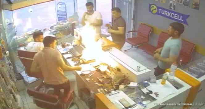 Cep telefonu bomba gibi patladı