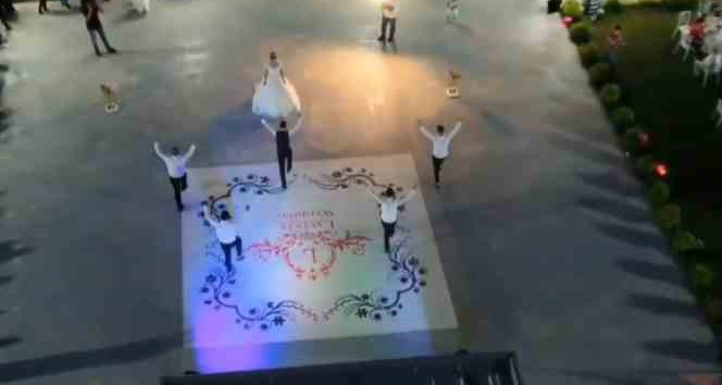 Çiftler artık düğünlerinde geleneksel dansı tercih ediyor