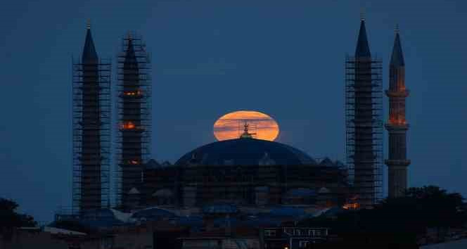 Selimiye’de dolunay manzarası mest etti
