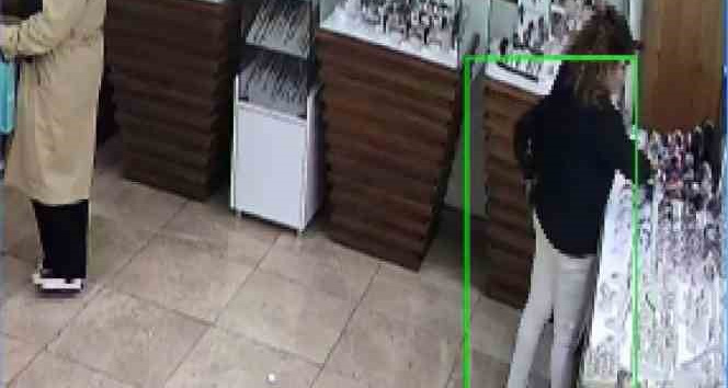 Güvenlik kameralarına baka baka kol saatini çaldı