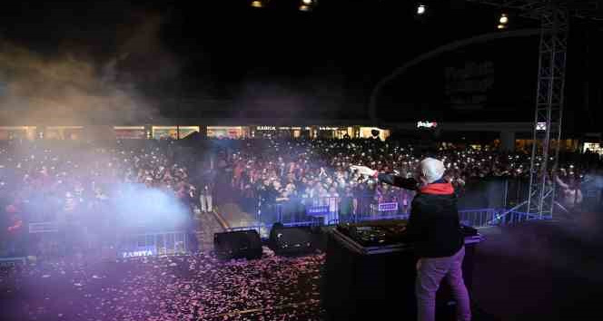 DJ Suat Ateşdağlı ve sanatçı Ekin Uzunlar Gül Festivalinde Ispartalılarla buluştu