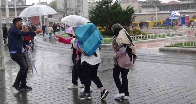 Taksim’de aniden bastıran yağış vatandaşlara zor anlar yaşattı