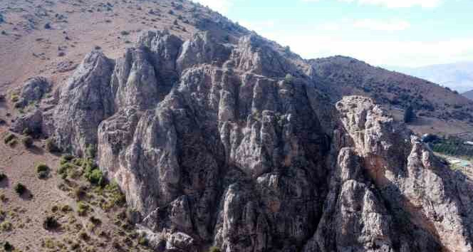 Erzincan’da devasa kayalık üzerindeki kalenin tarihi Tunç Çağı’na dayanıyor