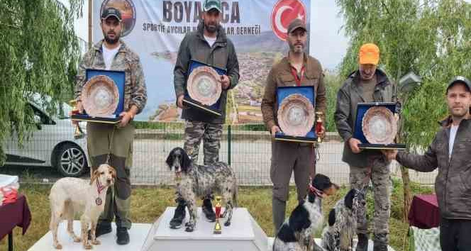 Avcı köpekler ilk sırayı almak için yarıştı