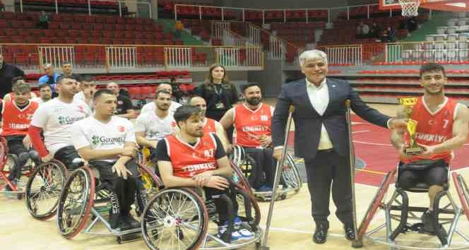 Türkiye ABD’yi finalde yenerek şampiyonluk kupasını kazandı