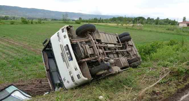 Tarlaya uçan midibüste bulunan 14 kişi ölümden döndü