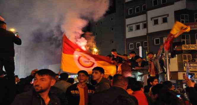 Kars’ta Galatasaray taraftarları sokağa döküldü