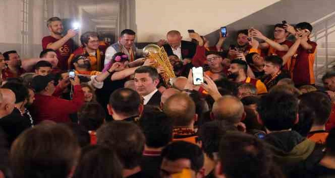Galatasaray şampiyonluğu Cemiyet’te kutladı