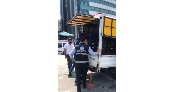Gebze’de zabıta ekipleri seyyar satıcıları denetliyor