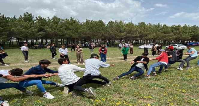 Selim’de liseli öğrenciler gönüllerince eğlendi