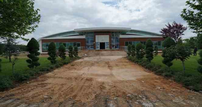 Meram Belediyesi Berlika Parkı içerisindeki spor tesisini baştan sona yeniliyor