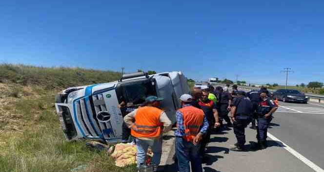 Keşan’da yan yatan tırın sürücüsü hayatını kaybetti