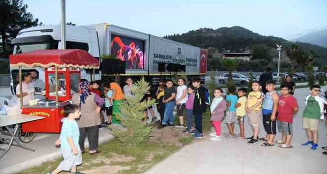 Osmaniye’de açık havada sinema keyfi