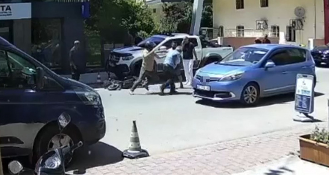 Hırsızdan yok artık dedirten davranış: Trafikte kavga eden adamın motosikletini çaldı