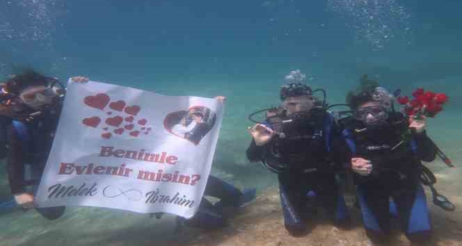 Fethiye’de deniz altında afişli evlilik teklifi