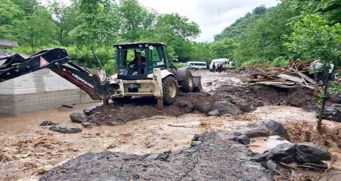 Tokat’ta sel nedeniyle yol ulaşıma kapandı