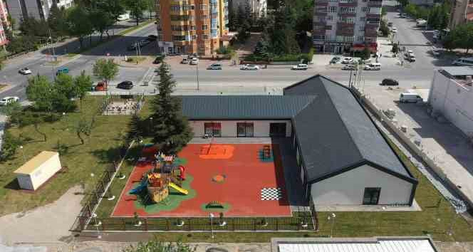 Başkan Büyükkılıç, çocuklara özel 11’inci kütüphaneyi inceledi