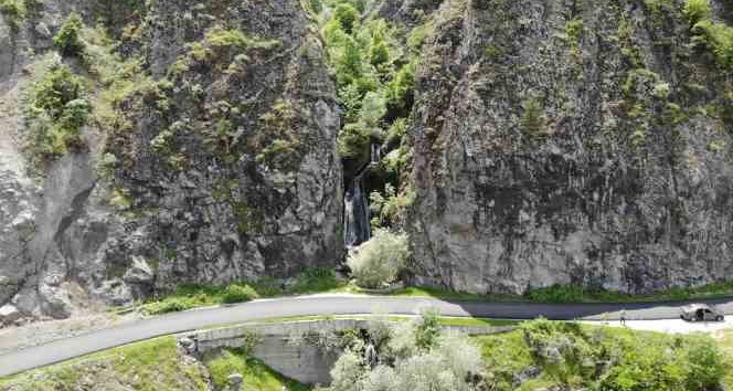 Üzerinden yol geçen şelale yolculuk yapanların uğrak noktası oluyor