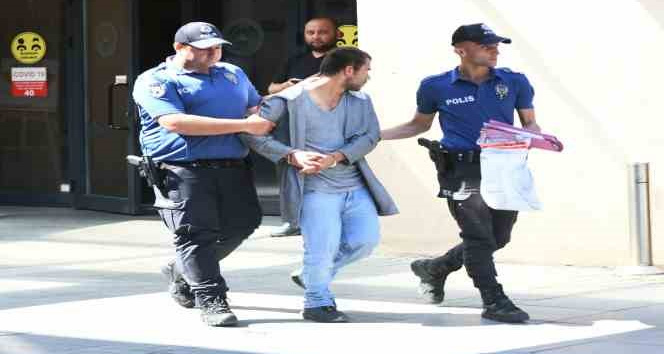 Çaldığı iki araç ile kaza yapan hırsız yakayı ele verdi