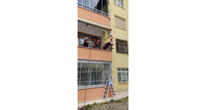 Tokat’ta kafası balkon demirine sıkışan çocuk kurtarıldı