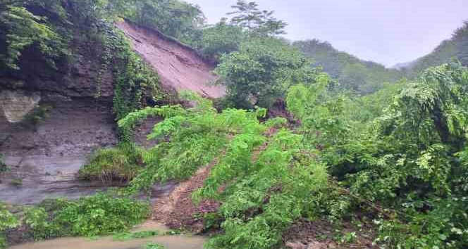 Ordu’da heyelan nedeniyle yol kapandı